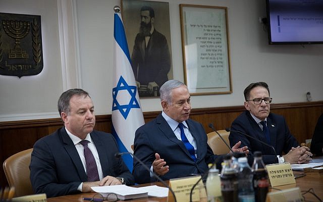 El Primer Ministro Benjamin Netanyahu dirige la reunión del Comité de Ministros sobre la promoción e integración de ciudadanos israelíes de ascendencia etíope, en la Oficina del Primer Ministro en Jerusalén, el 17 de septiembre de 2018. (Hadas Parush / Flash90)