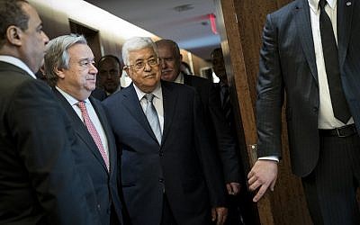 El secretario general de las Naciones Unidas, Antonio Guterres, y el presidente de la Autoridad Palestina, Mahmoud Abbas, arriban a una reunión en la sede de la ONU el 20 de febrero de 2018 en la ciudad de Nueva York. (Drew Angerer / Getty Images a través de JTA)