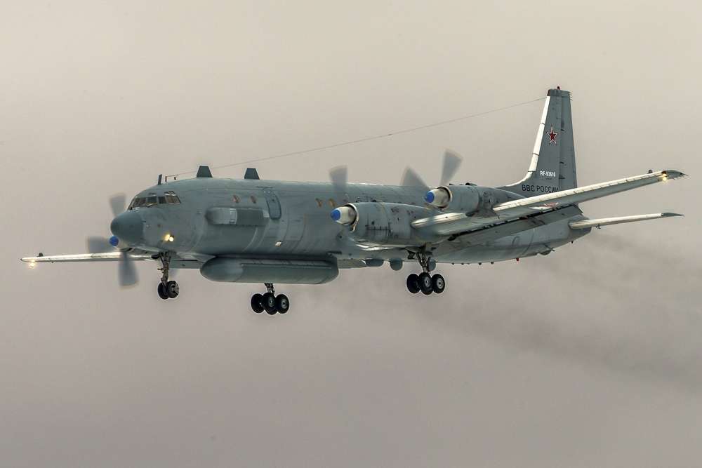 En esta foto de archivo tomada el sábado 4 de marzo de 2017, el avión ruso de inteligencia electrónica Il-20 de la fuerza aérea rusa con el número de registro RF 93610, que fue derribado accidentalmente por las fuerzas sirias en respuesta a un ataque aéreo israelí, vuela cerca de Kubinka aeropuerto, fuera de Moscú, Rusia. (Foto AP / Marina Lystseva)