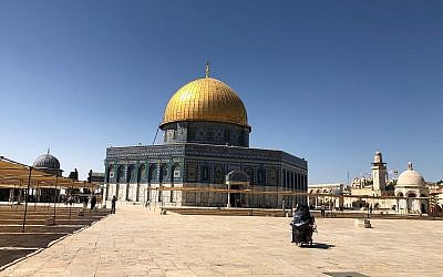 El día después del final de las celebraciones del Ramadán, el Monte del Templo / Al Aqsa Compuesto está vacío excepto para unos pocos turistas, el 18 de junio de 2018. (Amanda Borschel-Dan / Times of Israel)