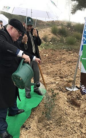 Eric Pickles riega un árbol en Israel con el Fondo Nacional Judío. (Amigos conservadores de Israel)
