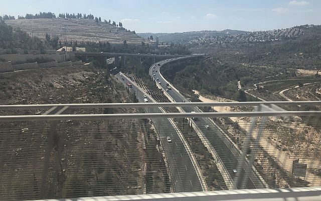 Una vista de la carretera de la Ruta 1 desde la línea ferroviaria rápida del nuevo Jerusalén a Ben Gurion, 20 de septiembre de 2018. (Sue Surkes / Times of Israel)