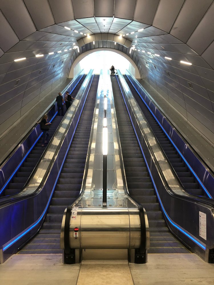 Un conjunto de tres escaleras mecánicas que llevarán a los pasajeros desde la entrada a la nueva estación Yitzhak Navon de Jerusalén hasta las plataformas a 80 metros 260 pies bajo tierra. (Sue Surkes / Times of Israel)