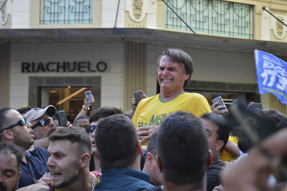 El candidato presidencial Jair Bolsonaro gesticula justo después de ser apuñalado en el estómago durante una manifestación de campaña en Juiz de Fora, Brasil, el jueves 6 de septiembre de 2018. (AP / Raysa Leite)