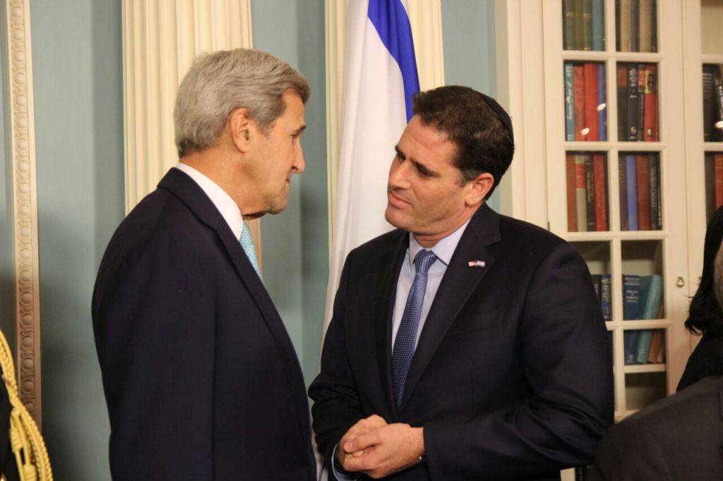 El Secretario de Estado John Kerry y el Embajador de Israel en los Estados Unidos Ron Dermer en la firma del acuerdo de ayuda militar entre Estados Unidos e Israel en el Departamento de Estado el 14 de septiembre de 2016 (Embajada de Israel, Washington)