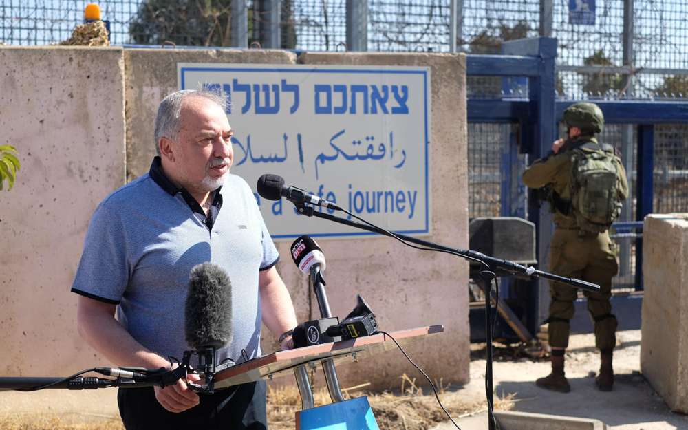 El ministro de Defensa, Avigdor Liberman, habla con los periodistas en el cruce de Quneitra en la frontera siria con los Altos del Golán el 27 de septiembre de 2018. (Judah Ari Gross / Times of Israel)