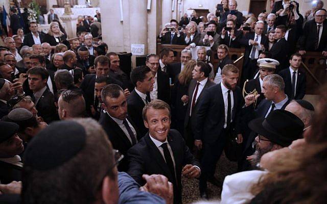 El presidente francés, Emmanuel Macron (C) saluda al salir de una ceremonia para conmemorar el llamado Año Nuevo judío, Rosh Hashaná, en la Gran Sinagoga de París el 4 de septiembre de 2018 (AFP PHOTO / POOL / YOAN VALAT)