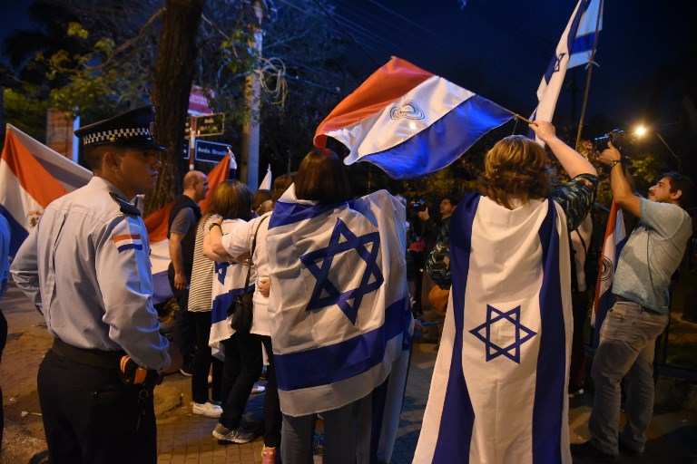 Las personas se manifestaron frente a la residencia presidencial en Asunción el 6 de septiembre de 2018 contra la decisión del gobierno de trasladar su embajada en Israel a Tel Aviv. (AFP / NORBERTO DUARTE)