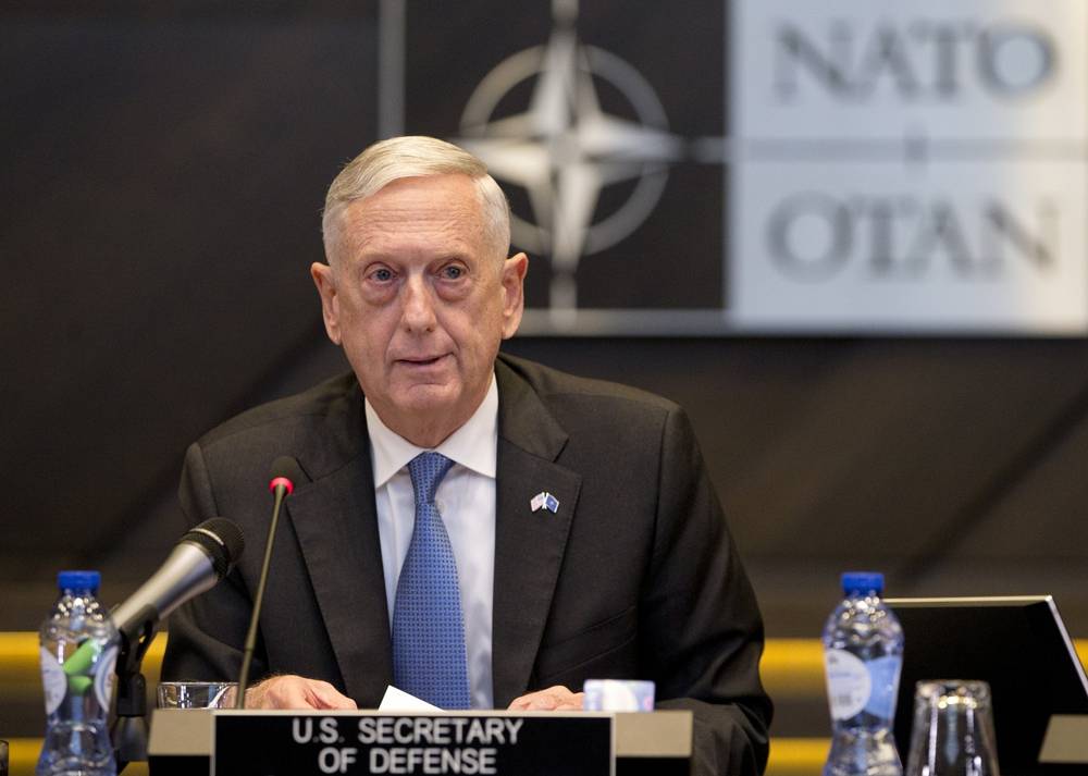 El Secretario de Defensa de EE. UU., Jim Mattis, se dirige a una reunión de mesa redonda de ministros y socios de la OTAN para combatir el Estado Islámico en la sede de la OTAN en Bruselas el viernes 8 de junio de 2018. (AP Photo / Virginia Mayo, Pool)