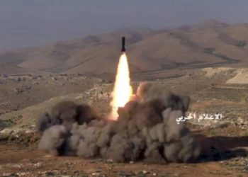 Este fotograma del video publicado el 22 de julio de 2017, y provisto por los medios militares centrales sirios controlados por el gobierno, muestra a los combatientes de Hezbolá disparando un misil en posiciones de militantes vinculados a Al Qaeda en un área en la frontera entre Líbano y Siria. (Medios militares centrales sirios, vía AP)