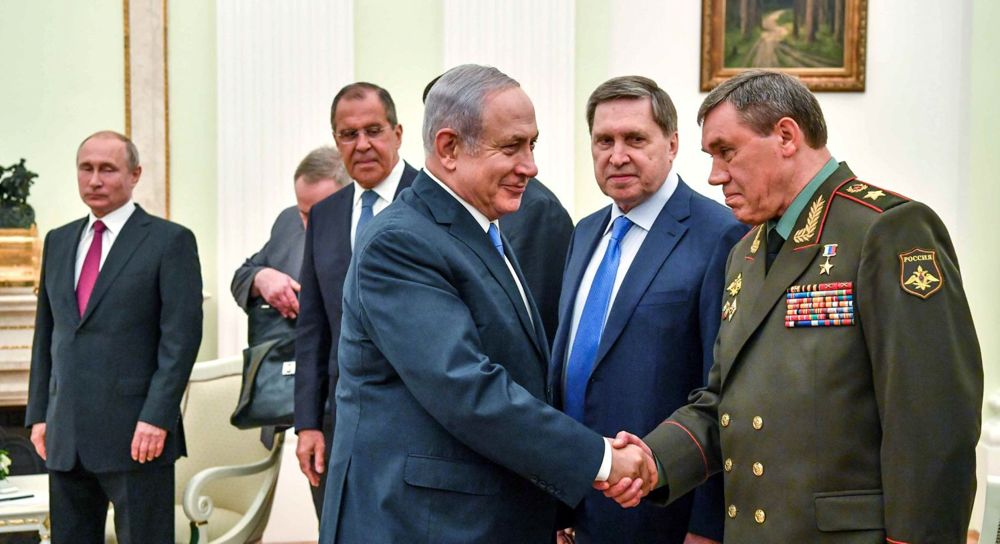 Netanyahu estrecha la mano al jefe del Estado Mayor de las fuerzas armadas Valery Gerasimov, mientras el presidente ruso, Vladimir Putin, se encuentra cerca, en Moscú, Rusia, el 11 de julio de 2018 \ POOL / REUTERS