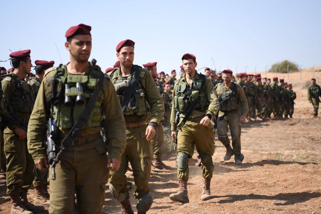 Los paracaidistas participan en un ejercicio que simula una guerra con el grupo terrorista Hezbolá, con sede en el Líbano, en septiembre de 2018. (Fuerzas de Defensa de Israel)