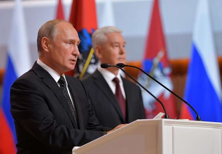 El presidente ruso, Vladimir Putin (izq.) Asiste a la ceremonia de inauguración del alcalde de Moscú Sergei Sobyaninin el 18 de septiembre de 2018. (AFP / Sputnik / Alexey Filippov)