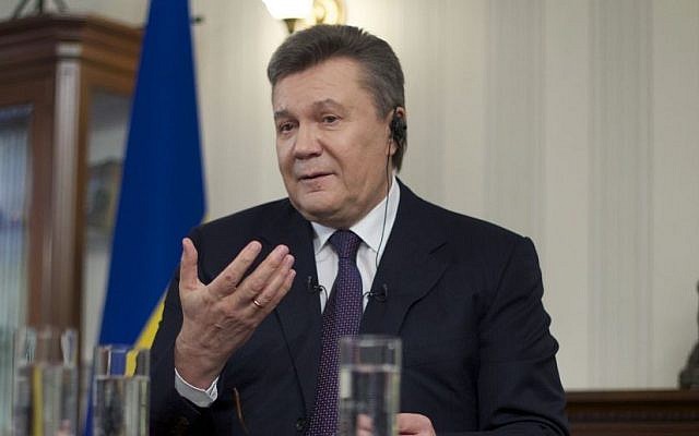 El presidente ucraniano derrocado Viktor Yanukovych gesticula durante una entrevista con The Associated Press, en Rostov-on-Don, Rusia, miércoles, 2 de abril de 2014. (crédito de la foto: AP Photo / Ivan Sekretarev)