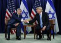 El presidente de los Estados Unidos, Donald Trump (derecha) estrecha la mano del primer ministro Benjamin Netanyahu en la Asamblea General de las Naciones Unidas el 26 de septiembre de 2018, en la sede de la ONU (AP Photo / Evan Vucci)