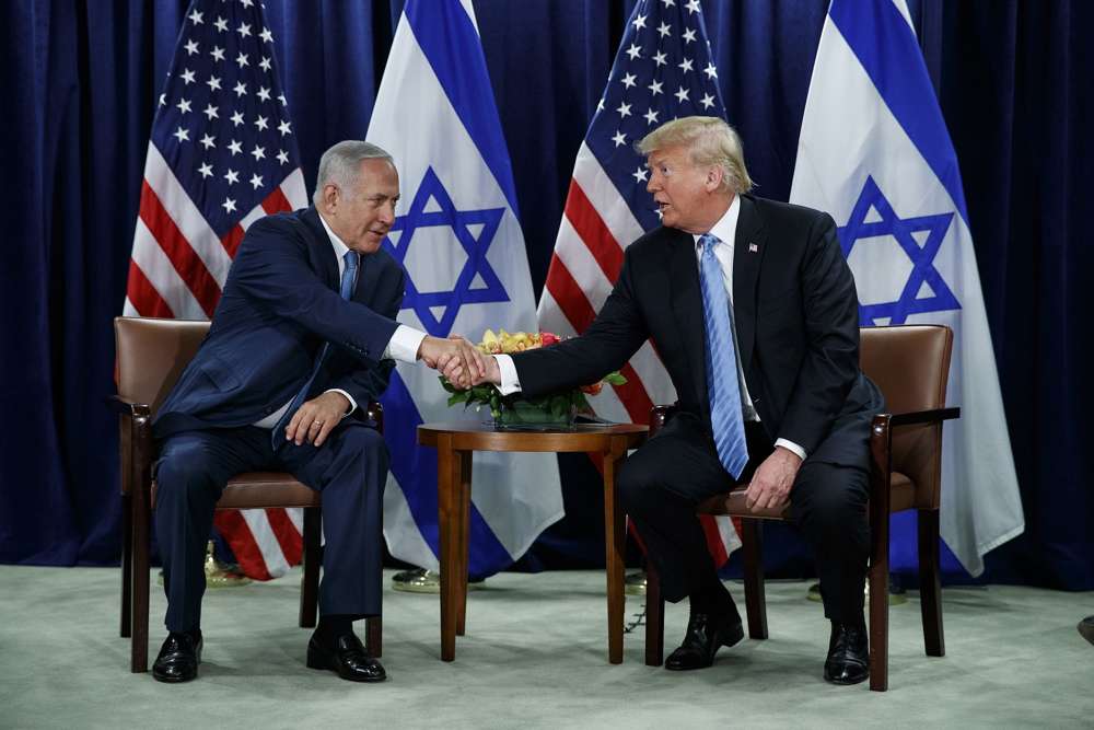 El presidente de los Estados Unidos, Donald Trump (derecha) estrecha la mano del primer ministro Benjamin Netanyahu en la Asamblea General de las Naciones Unidas el 26 de septiembre de 2018, en la sede de la ONU (AP Photo / Evan Vucci)