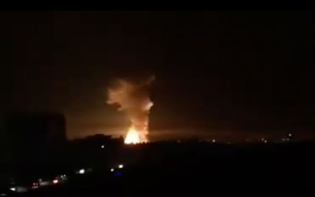 Explosiones vistas en la ciudad siria de Latakia después de un ataque a una instalación militar cercana el 17 de septiembre de 2018. (Captura de pantalla: Twitter)