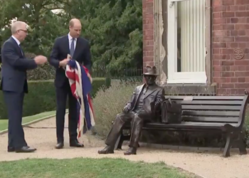 Príncipe William presenta estatua dedicada a un espía que salvó a judíos del Holocausto