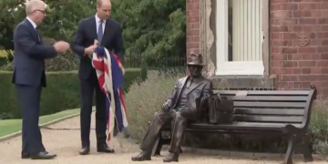 Príncipe William presenta estatua dedicada a un espía que salvó a judíos del Holocausto