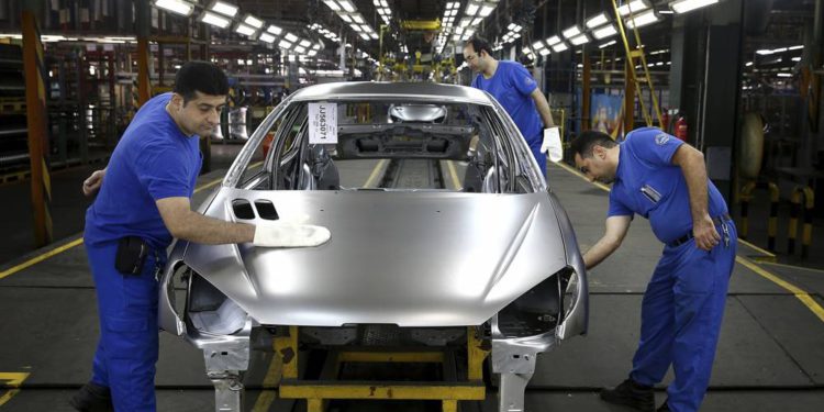El mercado interno de automóviles de Irán se paraliza a medida que el acuerdo nuclear se tambalea