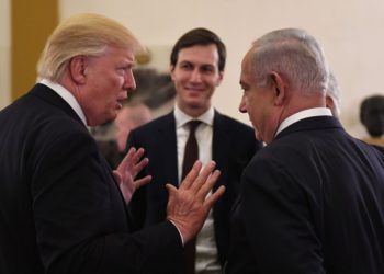 El primer ministro israelí Benjamin Netanyahu y el presidente estadounidense Donald Trump con el asesor principal de la Casa Blanca, Jared Kushner, al comienzo de una reunión en Jerusalem el 22 de mayo de 2017. Crédito: Kobi Gideon / GPO.