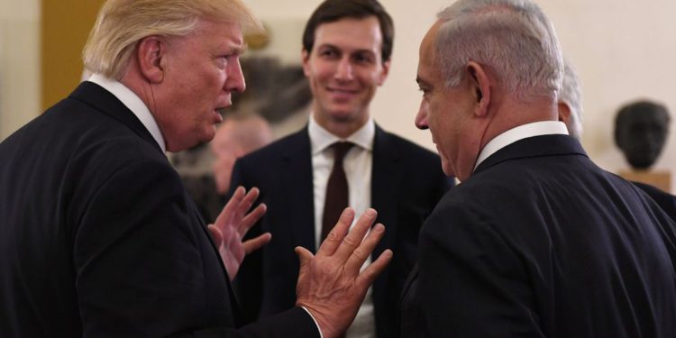 El primer ministro israelí Benjamin Netanyahu y el presidente estadounidense Donald Trump con el asesor principal de la Casa Blanca, Jared Kushner, al comienzo de una reunión en Jerusalem el 22 de mayo de 2017. Crédito: Kobi Gideon / GPO.