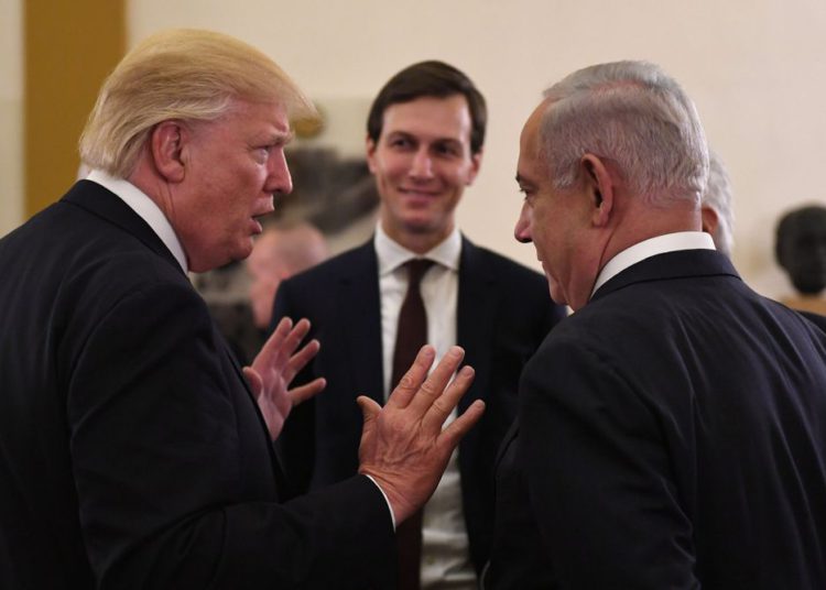 El primer ministro israelí Benjamin Netanyahu y el presidente estadounidense Donald Trump con el asesor principal de la Casa Blanca, Jared Kushner, al comienzo de una reunión en Jerusalem el 22 de mayo de 2017. Crédito: Kobi Gideon / GPO.