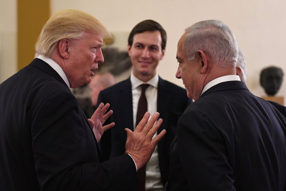 El primer ministro israelí Benjamin Netanyahu y el presidente estadounidense Donald Trump con el asesor principal de la Casa Blanca, Jared Kushner, al comienzo de una reunión en Jerusalén el 22 de mayo de 2017. Crédito: Kobi Gideon / GPO.
