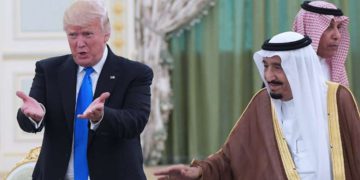 Trump y el rey saudita discutieron los precios del petróleo en una llamada telefónica