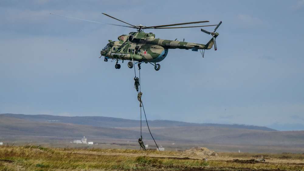 Un helicóptero de transporte Mil Mi-17