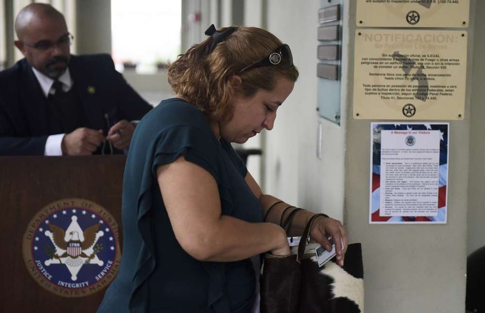 Marcia Vazquez Rijos llega a la corte federal de Old San Juan para ser juzgada por presuntamente conspirar con su novio José Ferrer Sosa y su hermana Aurea Vazquez Rijos, en el asesinato en 2005 del canadiense Adam Anhang, en San Juan, Puerto Rico, jueves, agosto 30, 2018 (Foto AP / Carlos Giusti)