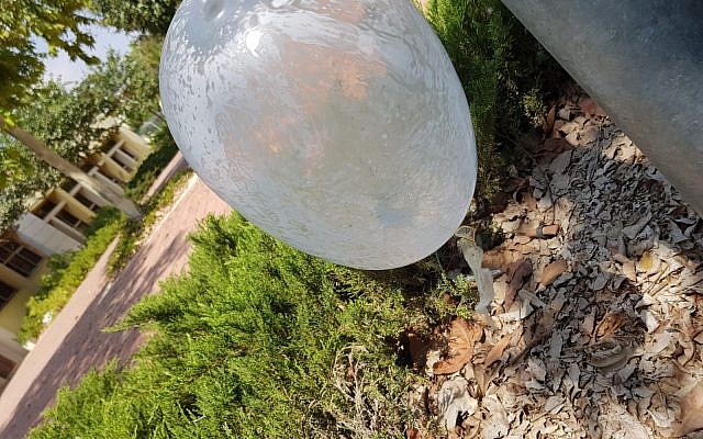 Ilustrativo: Un globo sujeto a un dispositivo incendiario que aterrizó en los terrenos de una escuela primaria en el área del Consejo Regional de Eshkol adyacente a la Franja de Gaza, el 17 de julio de 2018. (Matanya Cohen)