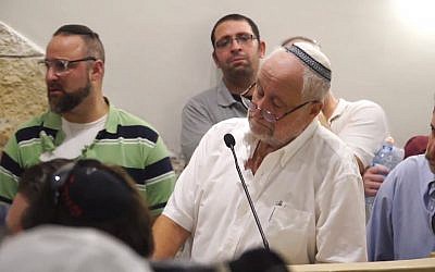 Rabino Yonah Fuld, hablando en el funeral de su hijo Ari Fuld, 17 de septiembre de 2018. (captura de pantalla: YouTube)