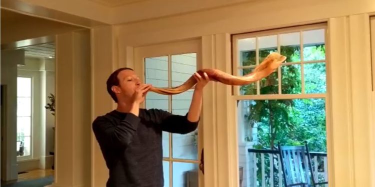 Mark Zuckerberg apareció en Facebook tocando el shofar