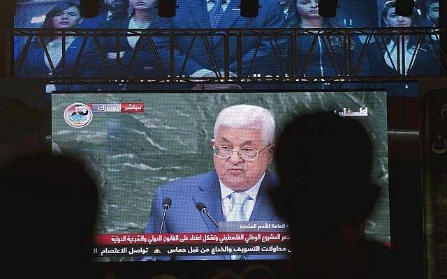 Árabes siguen el discurso del presidente de la AP Mahmoud Abbas en la Asamblea General anual de la ONU, en una gran pantalla en la ciudad de Ramallah, el 27 de septiembre de 2018. (AP Photo / Nasser Nasser)