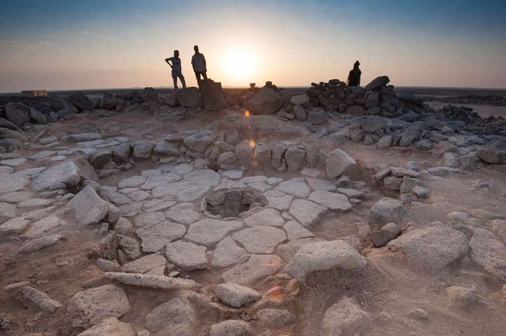 Una estructura de piedra en el sitio arqueológico Shubayqa 1 en el noreste de Jordania, donde se encontró pan antiguo. La chimenea donde se horneó el pan está en el medio. (Alexis Pantos)