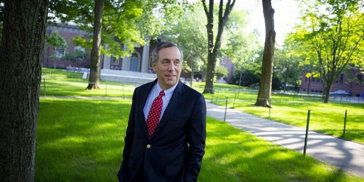 Presidente judío de Harvard busca restaurar la fe en la educación superior