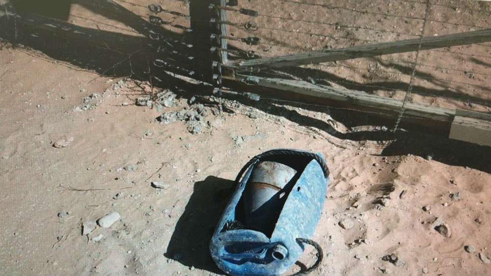 Un dispositivo explosivo improvisado colocado por islamistas palestinos a lo largo de la cerca de seguridad del sur de Gaza poco antes de que fuera detonado por el ejército israelí en una explosión controlada el 13 de septiembre de 2018. (Fuerzas de Defensa de Israel)