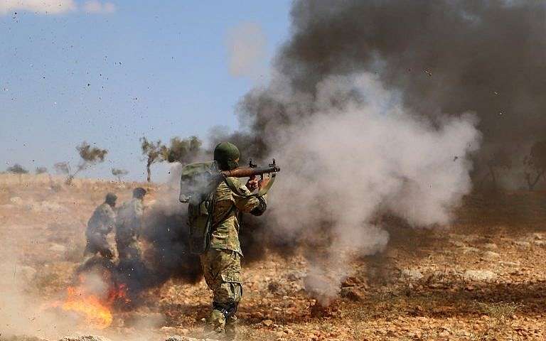 Un luchador rebelde sirio del recientemente formado “Frente de Liberación Nacional” participa en un entrenamiento de combate en un lugar desconocido en el campo norte de la provincia de Idlib el 11 de septiembre de 2018, anticipándose a una próxima ofensiva de las fuerzas gubernamentales. (AFP Photo / Aaref Watad)