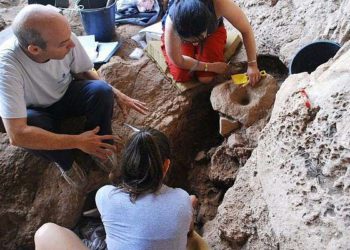 Arqueólogos israelíes descubren tumba de familia fenicia en la antigua ciudad de Achziv