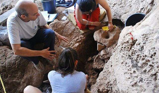 Arqueólogos israelíes descubren tumba de familia fenicia en la antigua ciudad de Achziv