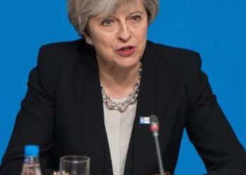 En aparente ataque a Corbyn, primera ministra británica jura derrotar al antisemitismo