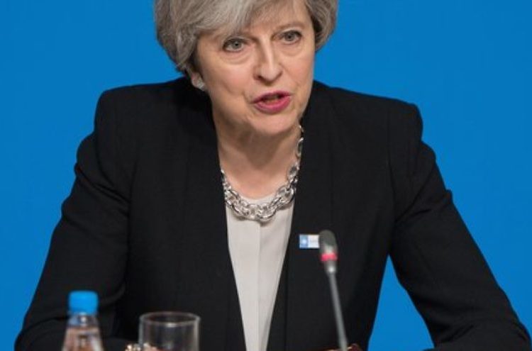 En aparente ataque a Corbyn, primera ministra británica jura derrotar al antisemitismo