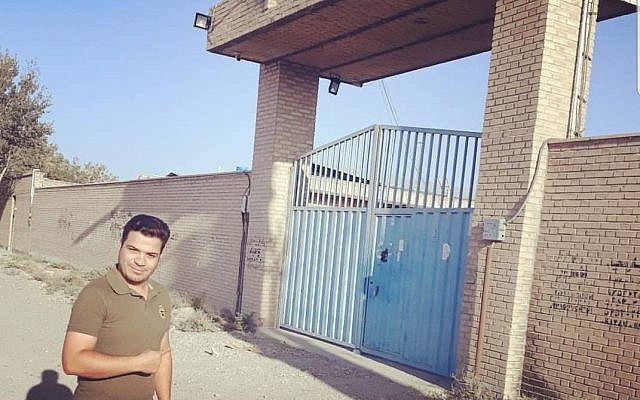 Un iraní posa fuera del sitio identificado por el primer ministro Benjamin Netanyahu como una instalación nuclear iraní secreta el 28 de septiembre de 2018 (Twitter)