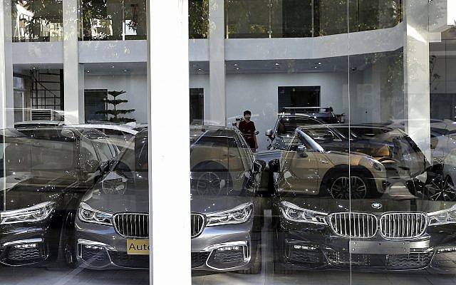 Lunes 17 de septiembre de 2018, se muestran automóviles importados en una sala de exposición en Teherán, Irán. (Foto AP / Ebrahim Noroozi)