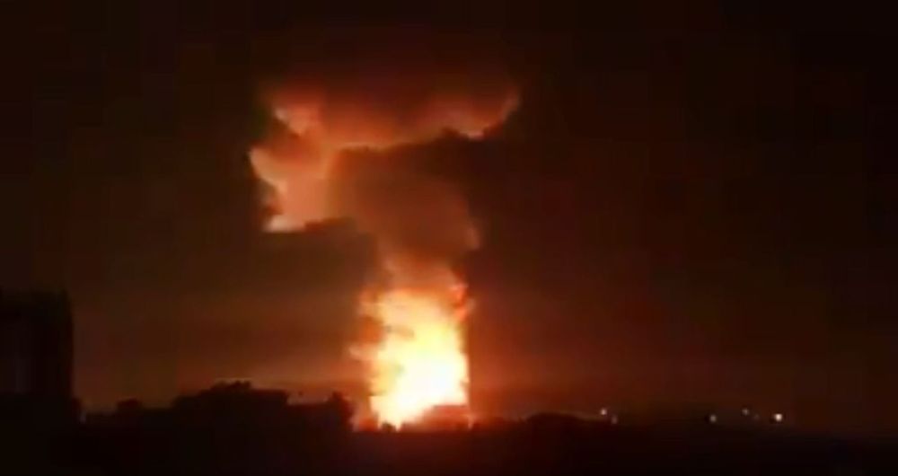 Explosiones vistas en la ciudad siria de Latakia después de un ataque a una instalación militar cercana el 17 de septiembre de 2018. (Captura de pantalla: Twitter)