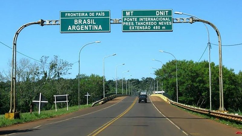 Carretera en la Triple Frontera entre Brasil, Paraguay y Argentina