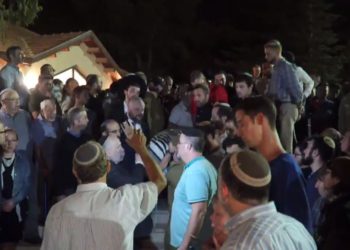 Miles de personas se reúnen en el funeral de Ari Fuld en Kfar Etzion