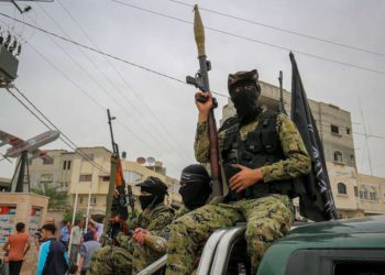 Los miembros del ala militar del grupo terrorista Hamás asisten al funeral de seis de sus combatientes en un cementerio en el campo de refugiados de Deir al-Balah en el centro de la Franja de Gaza el 6 de mayo de 2018. (Rahim Khatib / Flash 90)