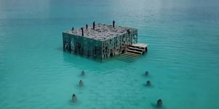 The Sculpture Coralarium de Jason deCaires Taylor en el complejo isleño de Fairmont Sirru Fen Fushi en las Maldivas. captura de pantalla: YouTube)